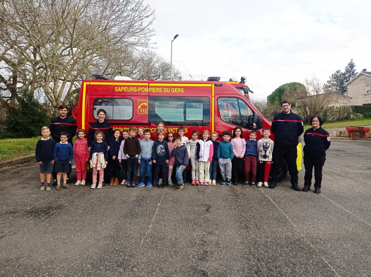le groupe des élèves et pompiers